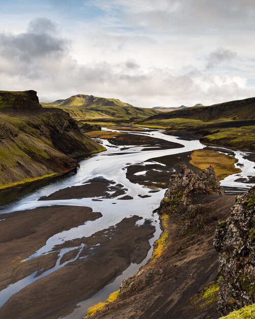 Disparo vertical de una montaña en la región de las Tierras Altas de Islandia con un cielo nublado