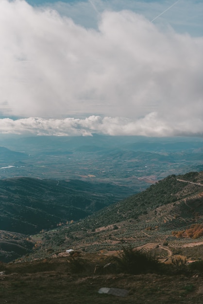 Foto gratuita disparo vertical de montañas bajo un cielo nublado