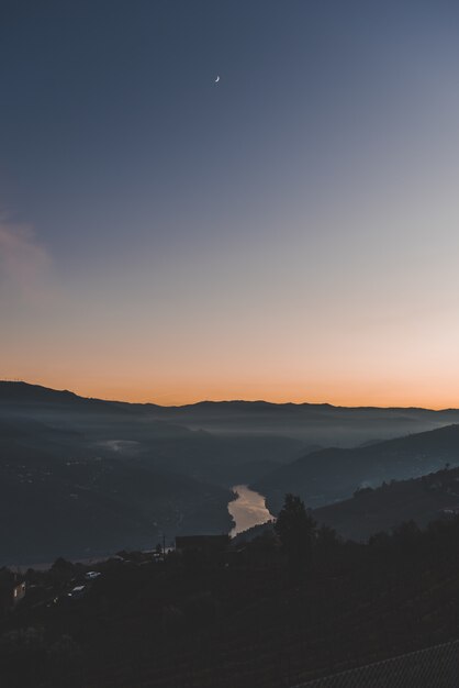 Disparo vertical de montañas y un lago bajo un cielo azul