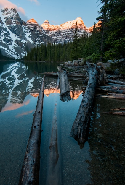 Disparo vertical de las montañas nevadas reflejadas en el lago Moraine en Canadá