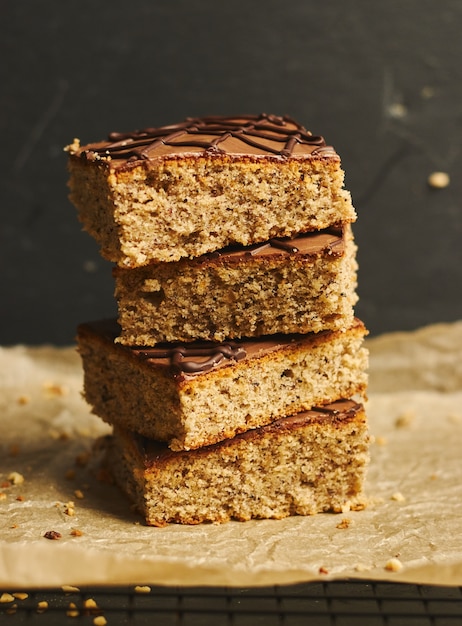 Disparo vertical de un montón de deliciosos pasteles de nueces con glaseado de chocolate