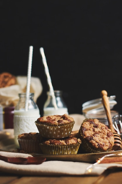 Disparo vertical de muffins de chocolate con miel y leche