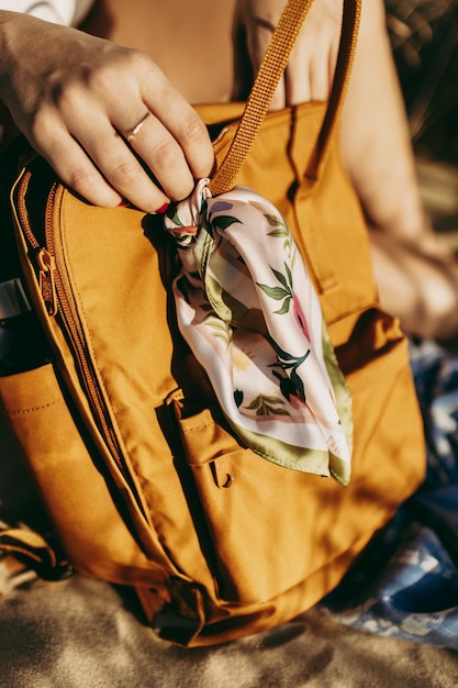 Foto gratuita disparo vertical de una mujer sosteniendo un cuero de moda bg