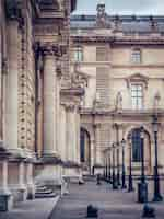 Foto gratuita disparo vertical del museo del louvre, parís francia