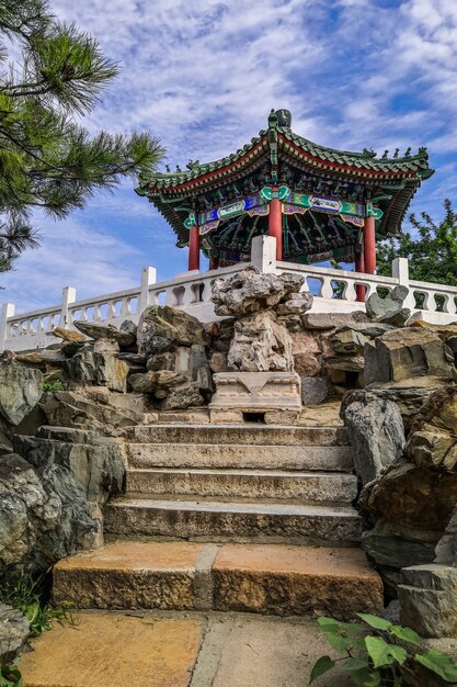 Disparo vertical de un pabellón chino en una colina en un parque público de Ritan en Beijing, China