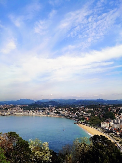 Disparo vertical de un paisaje perfecto de una playa tropical en la ciudad turística de San Sebastián, España