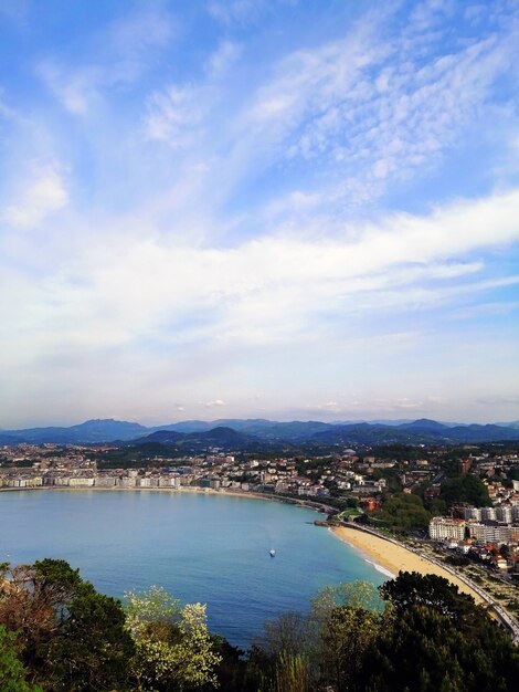 Disparo vertical de un paisaje perfecto de una playa tropical en la ciudad turística de San Sebastián, España