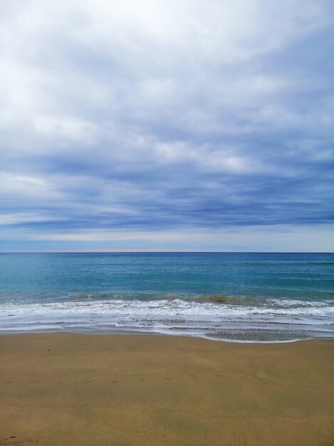 Disparo vertical de un paisaje perfecto de una playa tropical en la ciudad turística de San Sebastián, España