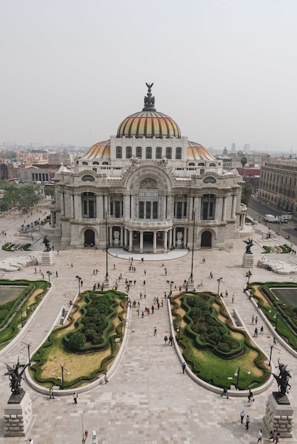 Foto gratuita disparo vertical del palacio de bellas artes de méxico