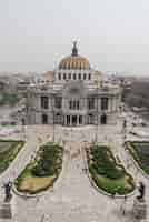 Foto gratuita disparo vertical del palacio de bellas artes de méxico