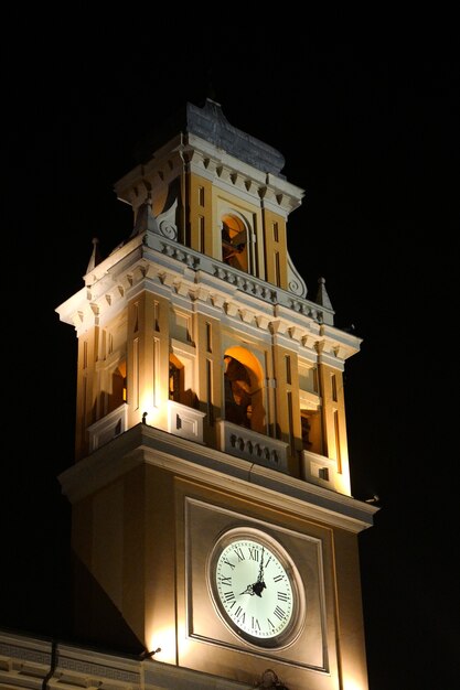 Disparo vertical del palacio del gobernador en Parma, Italia en la noche