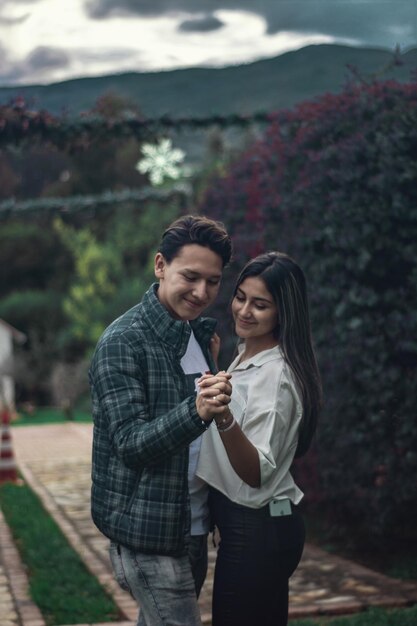 Disparo vertical de una pareja hermosa y romántica bailando y posando juntos