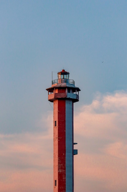 Foto gratuita disparo vertical de la parte superior de un faro