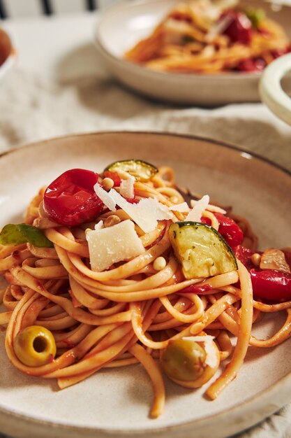 Disparo vertical de pasta con verduras e ingredientes en el cuadro blanco