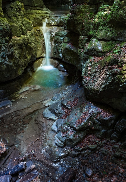 Disparo vertical de una pequeña cascada en la cueva rocosa en el municipio de Skrad en Croacia