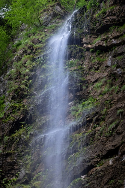 Foto gratuita disparo vertical de una pequeña cascada en las rocas del municipio de skrad en croacia