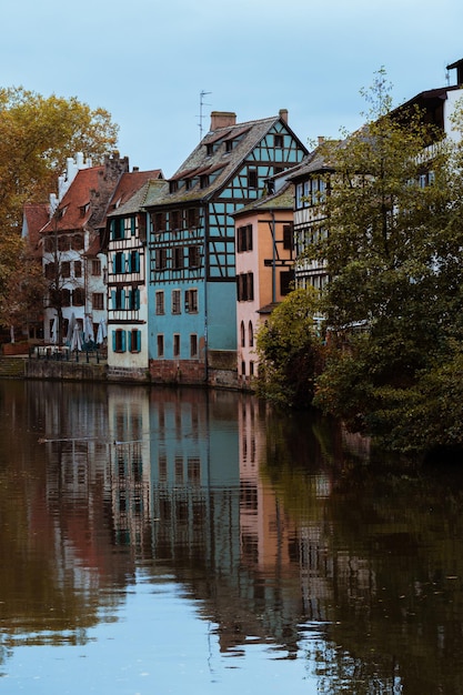 Disparo vertical de pequeñas casas antiguas a lo largo del río en la región de PetiteFrance de Estrasburgo