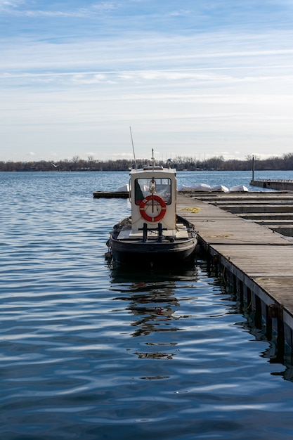 Disparo vertical de un pequeño barco atracado durante el día