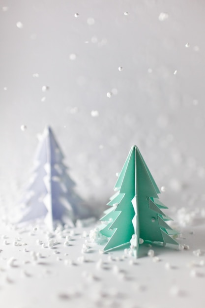 Disparo vertical de pequeños árboles de Navidad para decoración