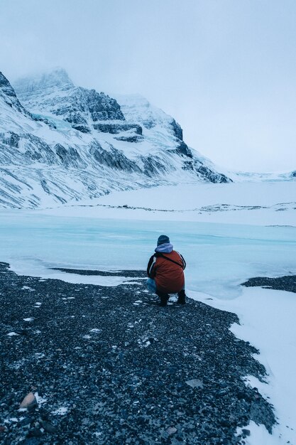 Disparo vertical de una persona en el Glaciar Athabasca en Canadá