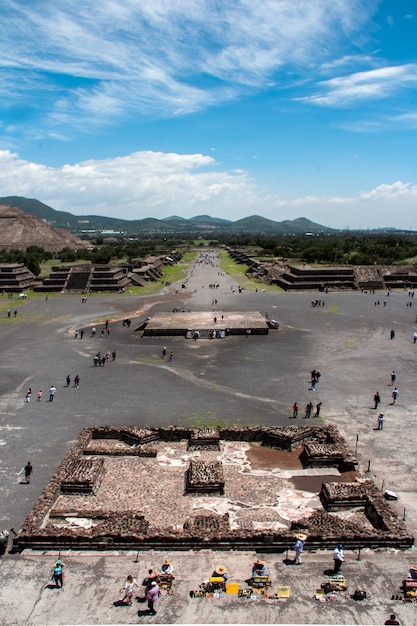 Disparo vertical de personas recorriendo en las pirámides de Teotihuacan en México