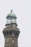 Foto gratuita disparo vertical del phare de l'ile vierge en un día sombrío en plouguerneau francia