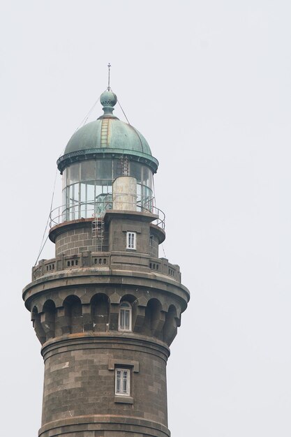 Disparo vertical del Phare de l'ile Vierge en un día sombrío en Plouguerneau Francia