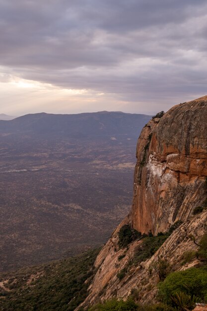 Disparo vertical de un pico de montaña bajo el cielo nublado capturado en Kenia, Nairobi, Samburu