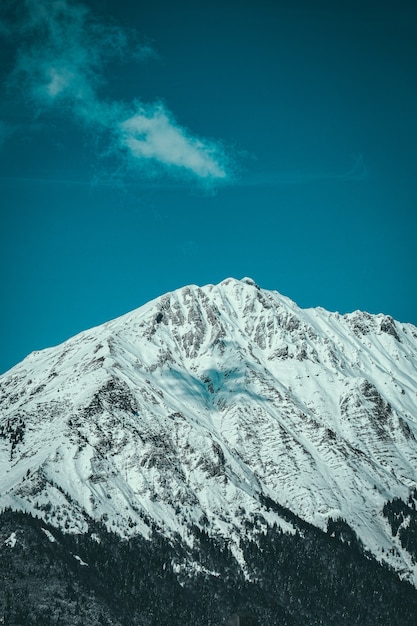 Disparo vertical del pico de la montaña cubierta de nieve