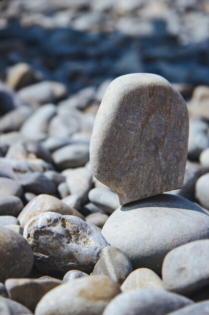 Disparo vertical de una piedra en equilibrio sobre otras durante el día