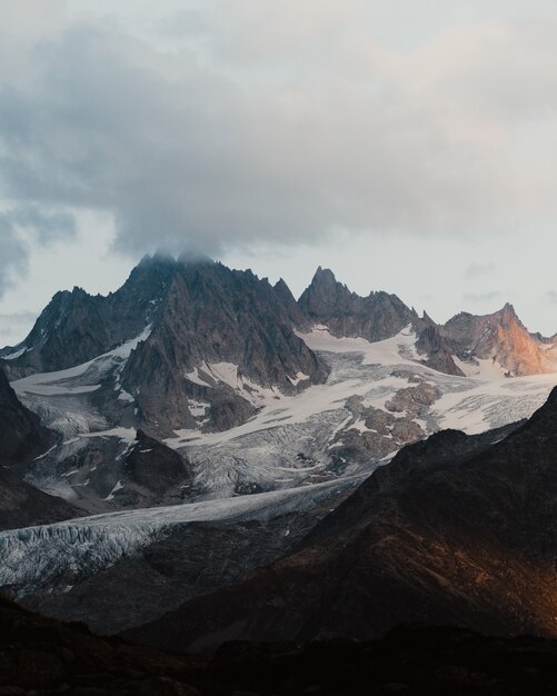 Disparo vertical de los pintorescos Alpes franceses nevados