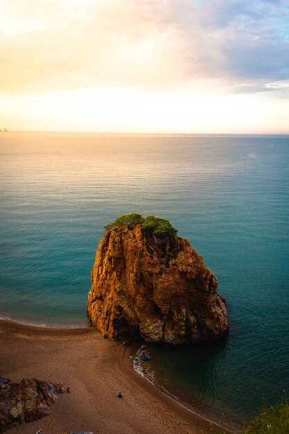 Disparo vertical de la playa de Cala Illa Roja en España durante la puesta de sol