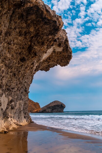 Disparo vertical de la playa de Monsul en Andalucía. España, Mar Mediterráneo