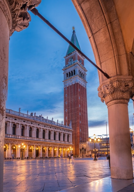 Foto gratuita disparo vertical de la plaza de san marcos en venecia, italia