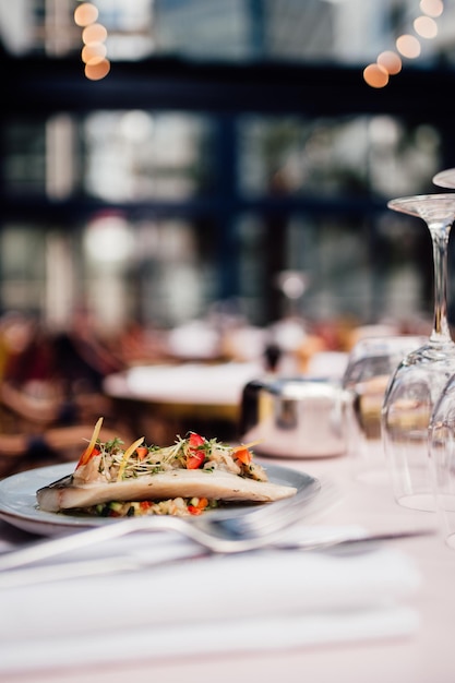 Foto gratuita disparo vertical de una porción de un plato de mariscos en una mesa de restaurante