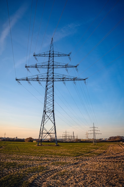 Disparo vertical de un poste eléctrico bajo un cielo azul