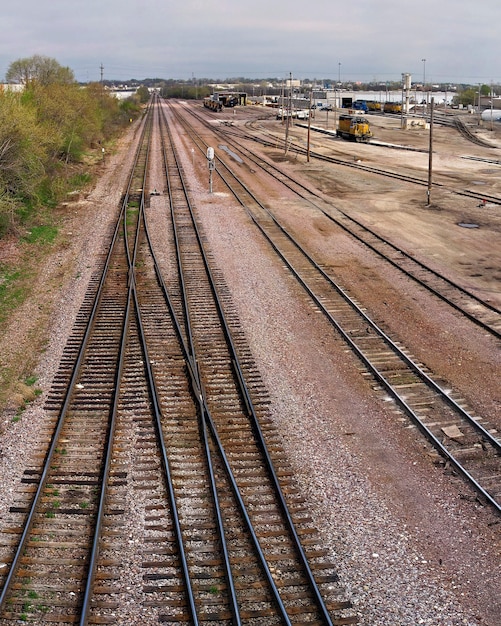 Disparo vertical de railraods bajo la luz del sol durante el día