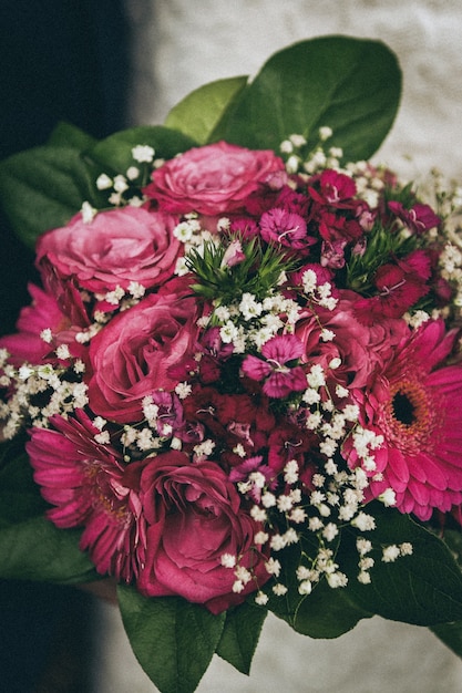 Disparo vertical del ramo de hermosas flores rosas y blancas