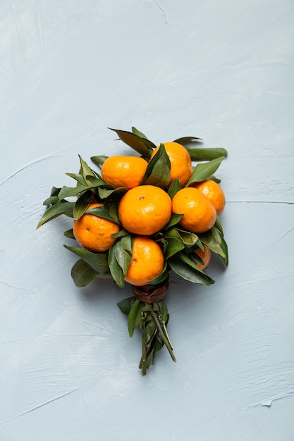 Foto gratuita disparo vertical de un ramo de mandarinas frescas