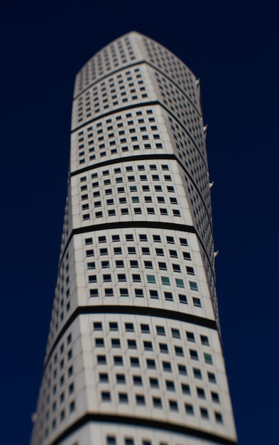 Disparo vertical del rascacielos Ankarparken con un cielo azul oscuro en el fondo
