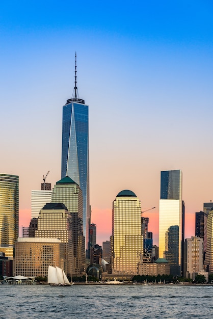 Disparo vertical de rascacielos durante la puesta de sol en Manhattan