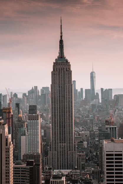 Disparo vertical de un rascacielos rodeado de edificios de la ciudad con un hermoso cielo