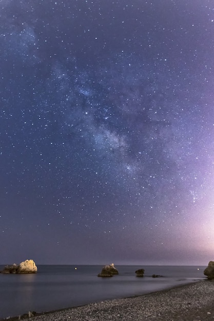 Foto gratuita disparo vertical de rocas en la playa torre de la sal en españa en una hermosa noche