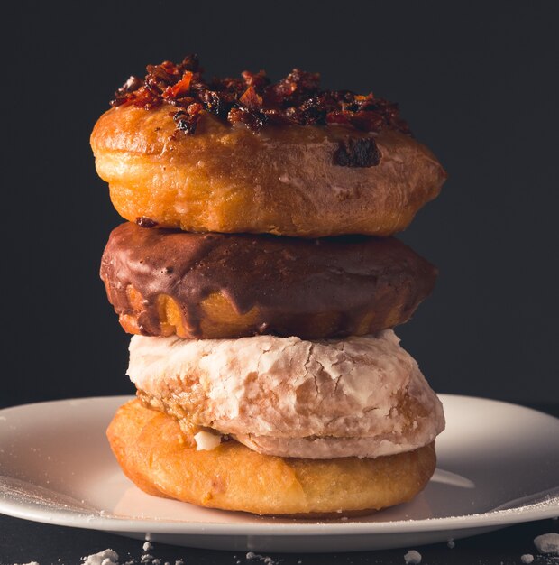 Disparo vertical de rosquillas surtidas en una placa