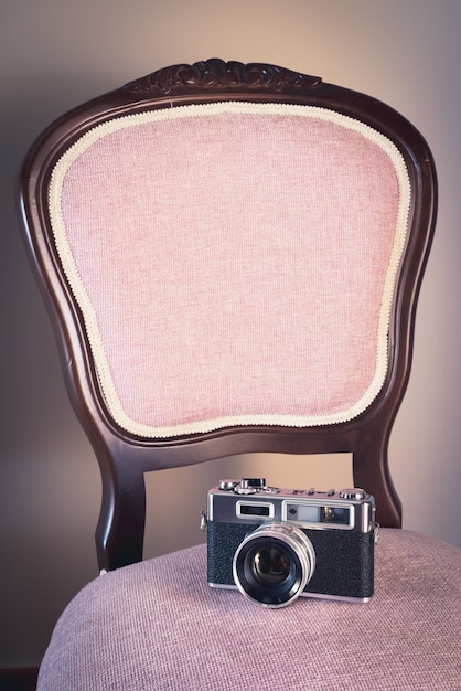 Disparo vertical de una silla con una cámara de fotos vintage