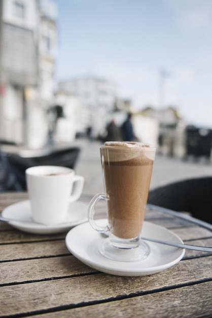 Disparo vertical de una taza de café frío sobre la mesa