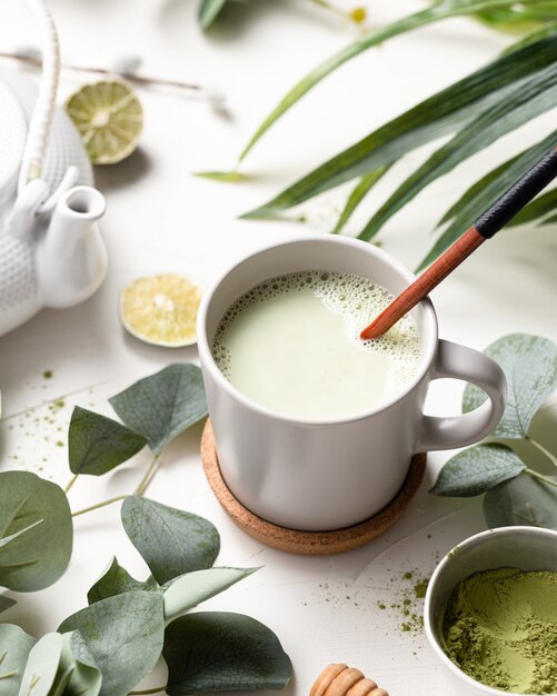 Disparo vertical de un té verde matcha sobre una mesa blanca