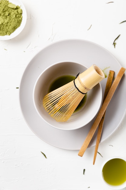 Disparo vertical de un té verde matcha sobre una mesa blanca