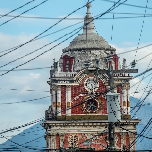 Disparo vertical del techo de un edificio bajo un cielo nublado durante el día