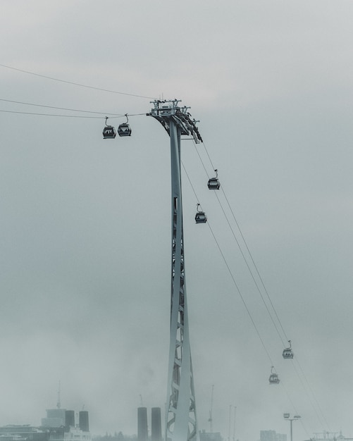 Disparo vertical de teleférico en un día brumoso